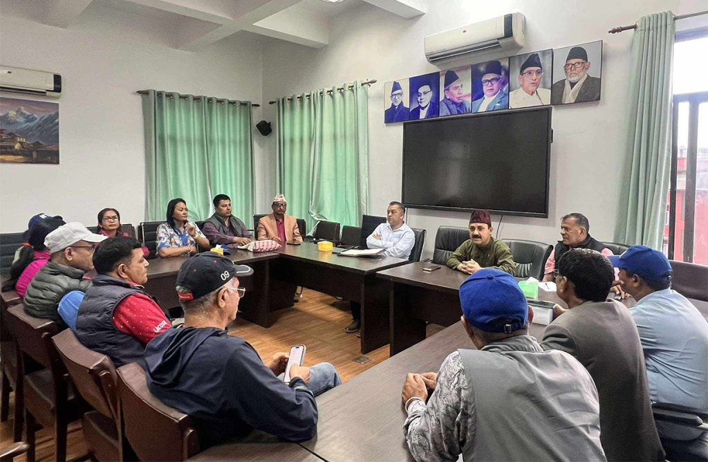 शिक्षकका माग सम्बोधनका लागि गगन र विश्व सक्रिय, पार्टी सभापतिपछि आन्दोलनका अगुवासँग छलफल