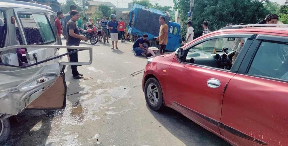 नवलपुरमा एम्बुलेन्स र स्कूल भ्यान ठोक्किँदा एकको मृत्यु, पाँच घाइते