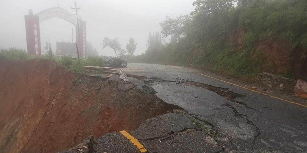 वर्षाले सडक भासिँदा ढुङ्गागाढे–खाब्दी भञ्ज्याङ सडक अवरुद्ध