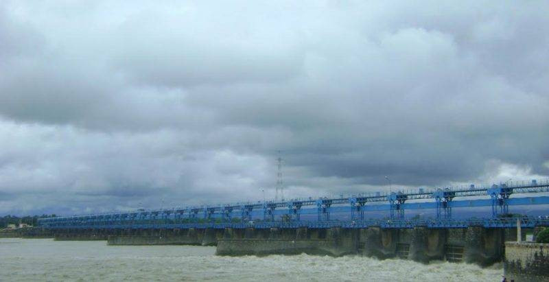 महाकाली नदीमा पानीको बहाव बढेपछि शारदा ब्यारेजमा चारपाङ्ग्रे सवारी रोक