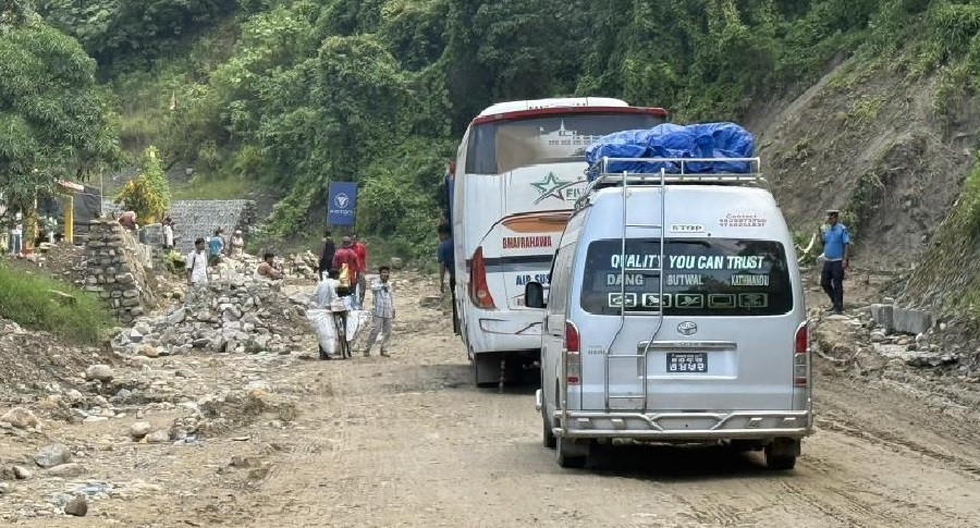 पूर्व–पश्चिम राजमार्गअन्तर्गत दाउन्ने सडक खण्ड पुनः अवरुद्ध, सवारी आवागमनमा समस्या