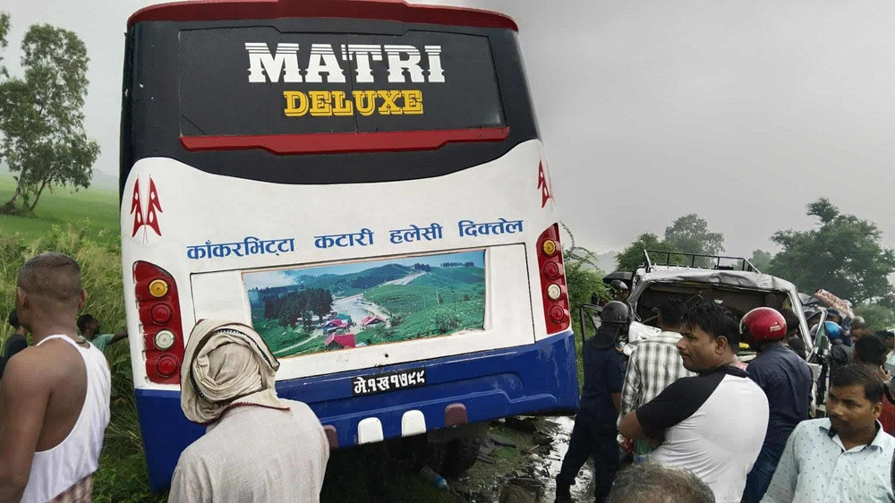 सुनसरीमा बस–माइक्रो ठोक्किँदा तीनको मृत्यु, एक दर्जनभन्दा बढी घाइते