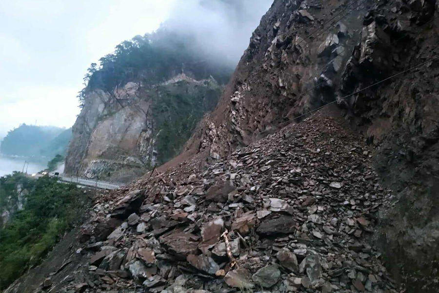तुइनखोलामा निरन्तर पहिरो, नारायणगढ–मुग्लिन सडक खुलाउन कठिनाइ