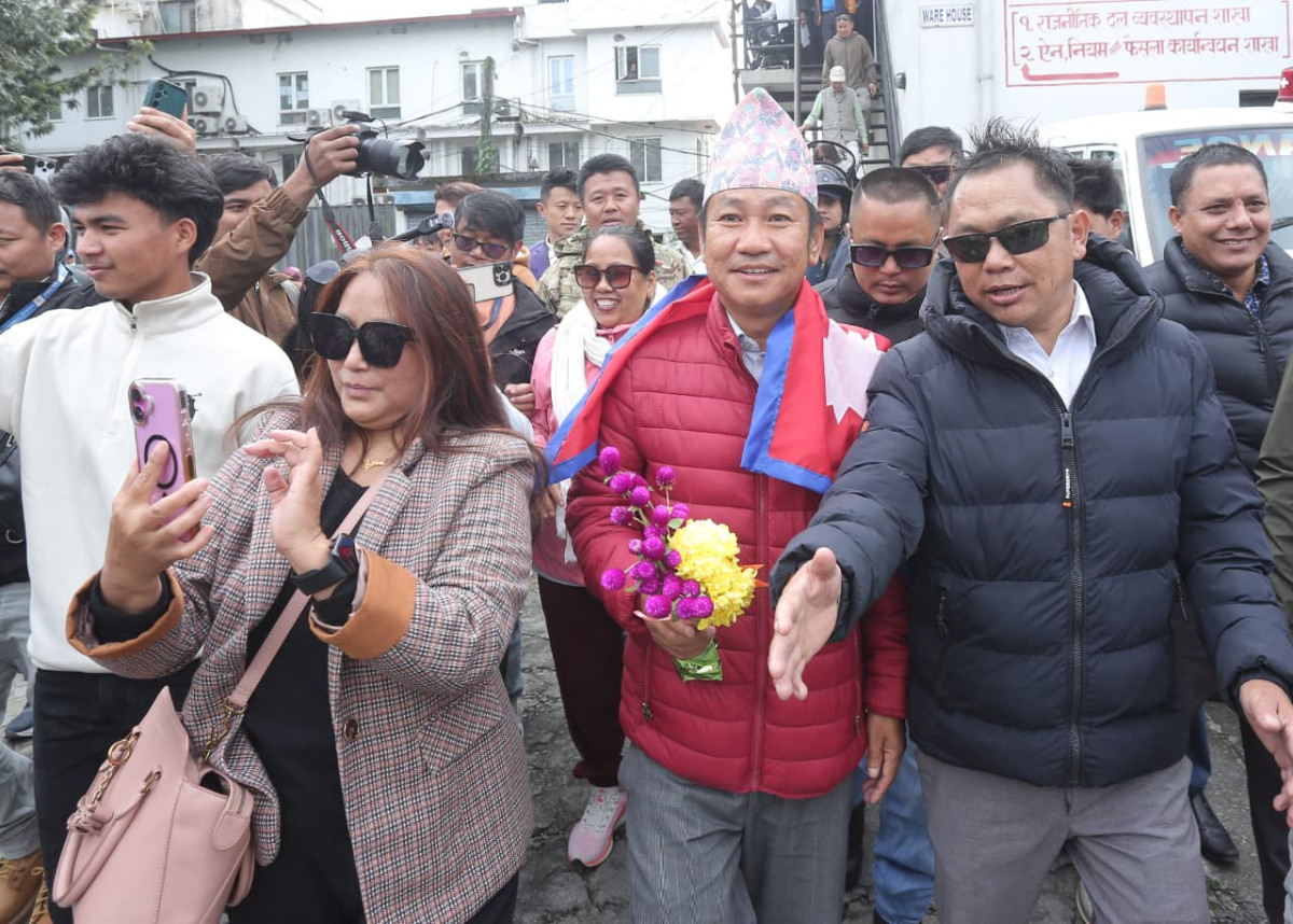 हर्क साम्पाङले पाए दल दर्ताको प्रमाणपत्र