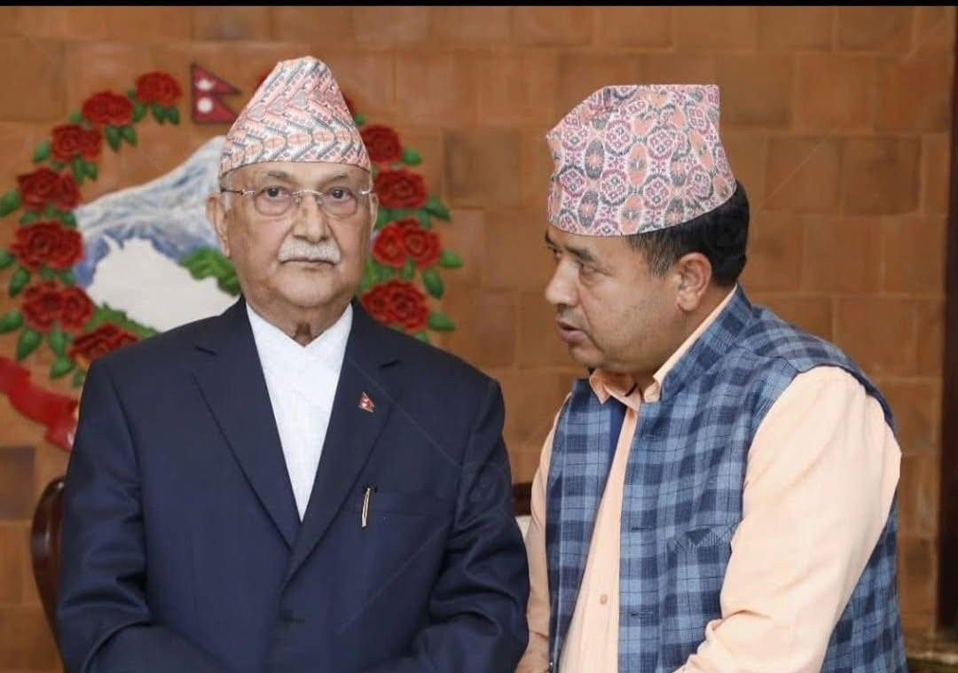 ओलीसँगै खिचिएको फोटो अपलोड गर्दै महेश बस्नेतको चेतावनी