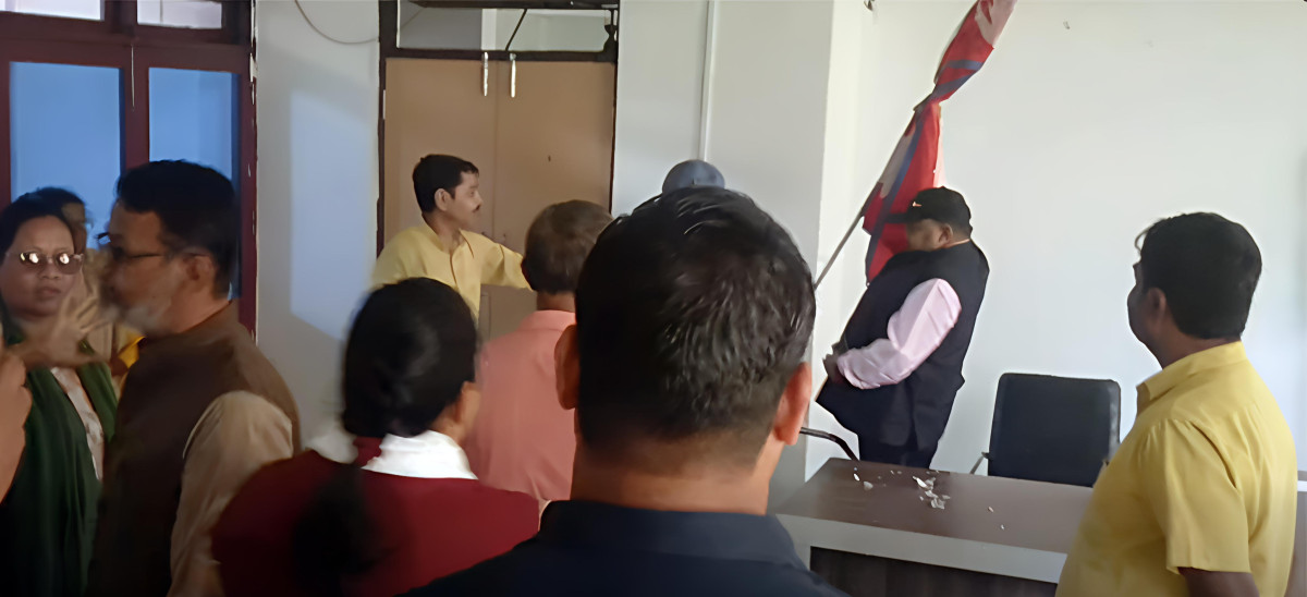 मधेश प्रदेशमा मुख्यमन्त्री नियुक्तिपछि तनाव : मुख्यमन्त्री कार्यालयमा तोडफोड र तालाबन्दी